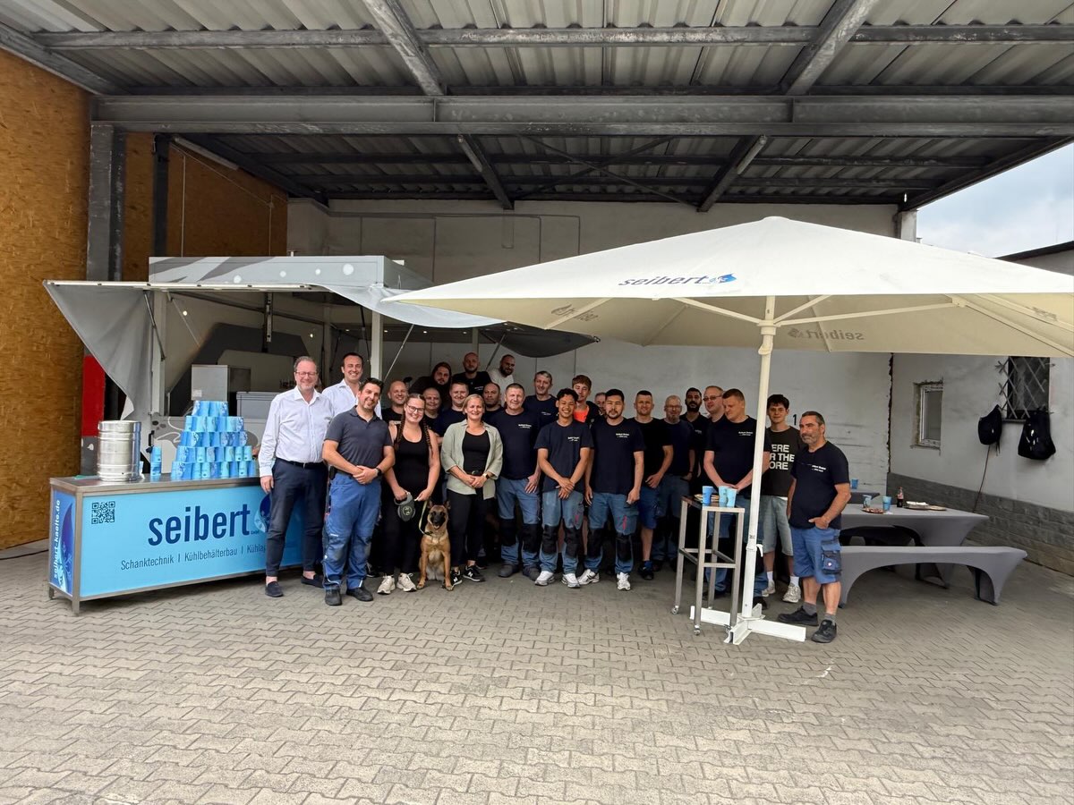 Das Seibert-Team vor der Halle in der Otto-Röhm-Straße in Darmstadt